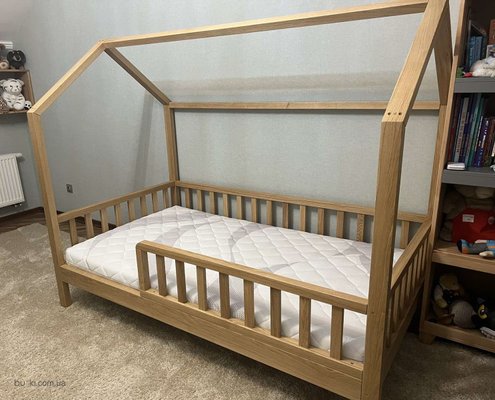 Кровать - домик из дерева